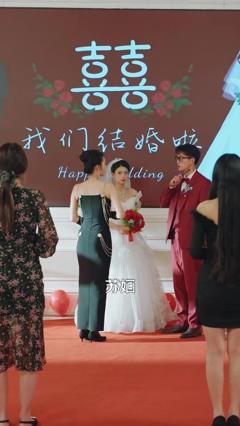 《错爱后，被美女老板抢婚》